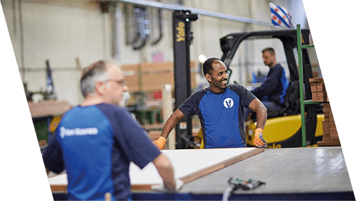 Fabrieksmedewerkers aan het werk